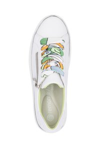 Sneaker bianco con tomaia in pelle liscia, lacci colorati a contrasto e a fantasia, zip laterale e soletta con accenti verdi.