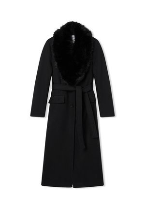 Czarny płaszcz z sztucznym futrzanym kołnierzem, długimi rękawami i paskiem w talii. Posiada prosty krój oraz zapięcie na jeden guzik. Gładka tekstura.