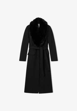 Cappotto nero con colletto in pelliccia sintetica, maniche lunghe e vita con cintura. Presenta una vestibilità dritta e chiusura con un solo bottone. Texture liscia.