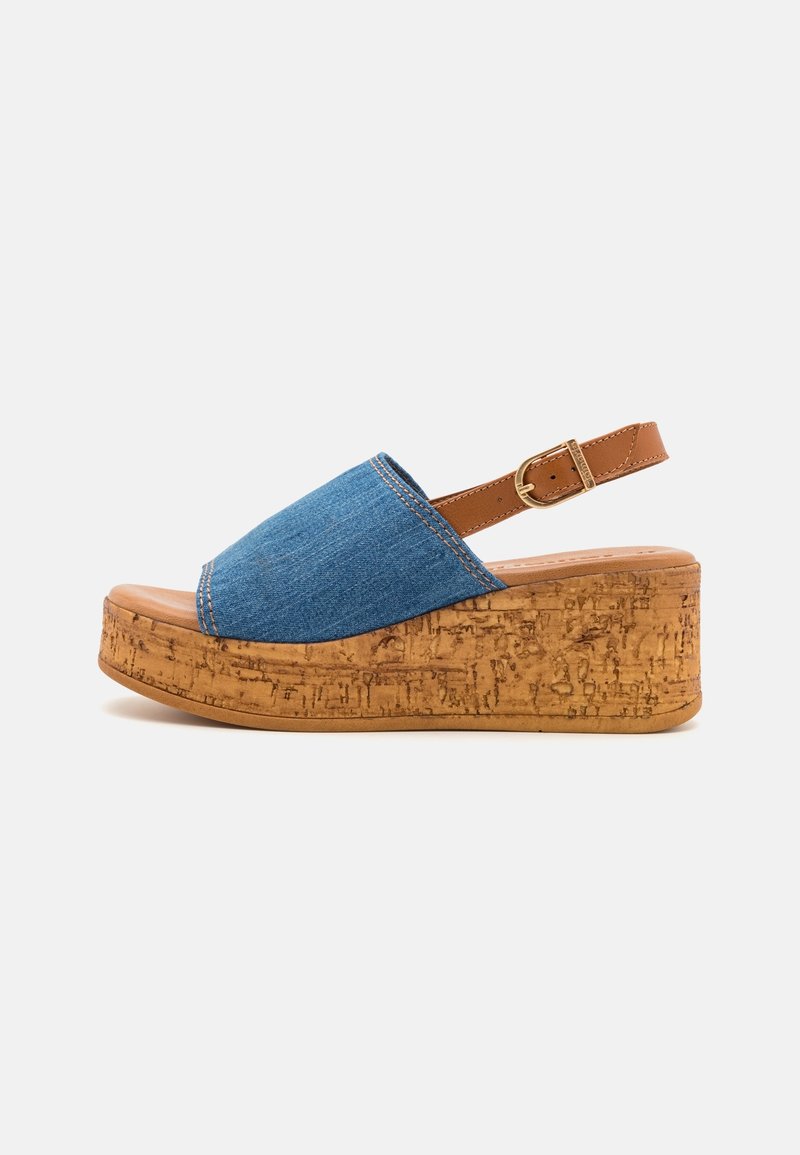 Sandale compensée avec semelle plateforme en liège, dessus ouvert bleu en denim et bride de cheville marron réglable avec boucle dorée.