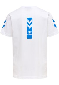 Hvid t-shirt med korte ærmer, der har blå chevron-mønstre på ærmerne og en vertikal blå stripe med et logo på ryggen.