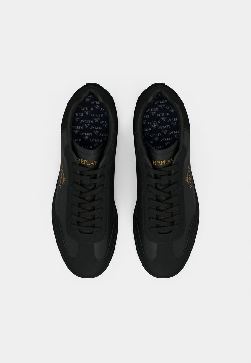 Para czarnych sneakerów Replay z sznurowanym designem i złotym brandingiem po bokach oraz na języku, widziana z góry na białym tle.