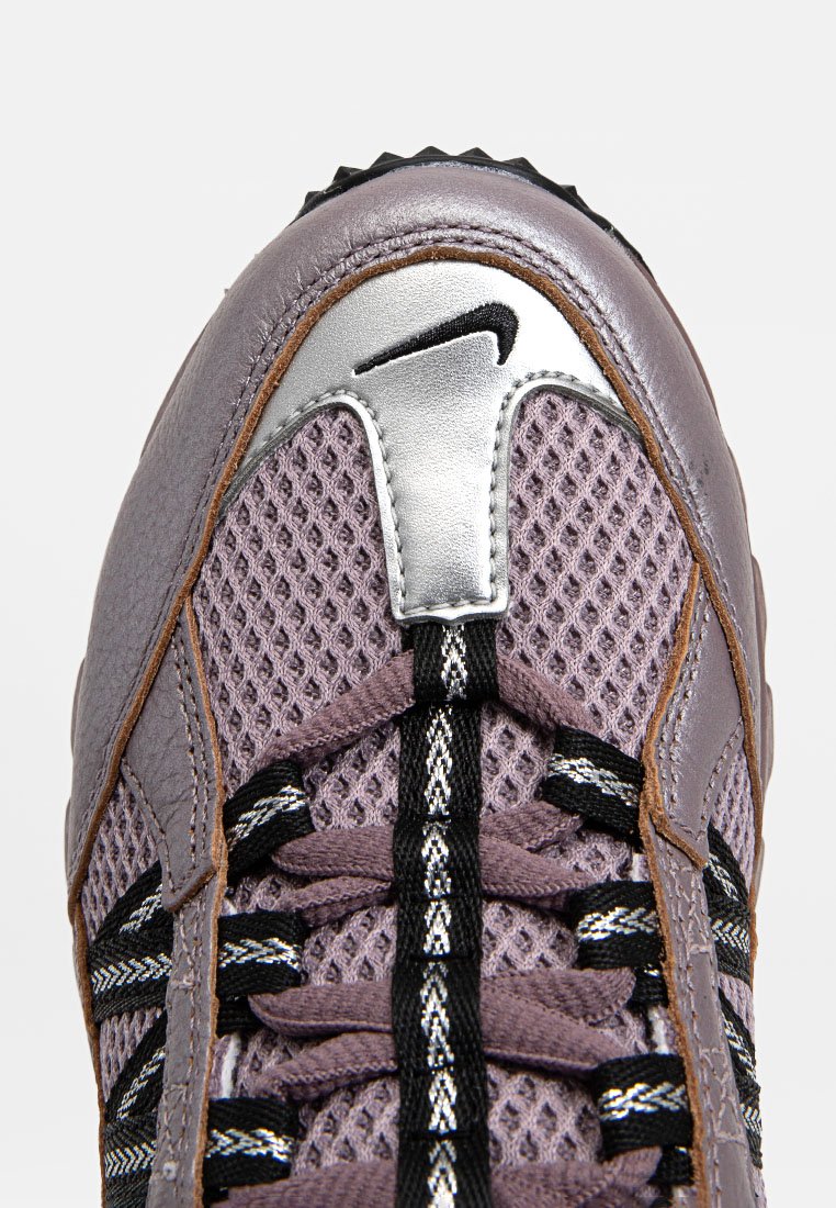Lila Netz-Obermaterial Sneaker mit silbernen Akzenten, schwarzen Schnürsenkeln und strukturiertem Profil. Auffälliges Logo und kontrastierende Nähte.
