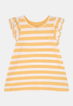 Camiseta de manga corta con rayas amarillas y blancas, con detalles de encaje de ganchillo en las mangas. Cuello redondo, material de algodón suave, ajuste relajado.