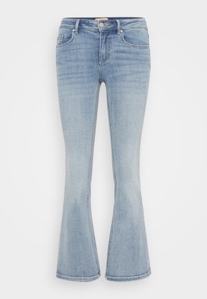 Jean en denim bleu clair à taille ajustée, évasé, avec cinq poches et un délavage subtil, mettant en avant des coutures contrastantes et une fermeture à bouton classique.
