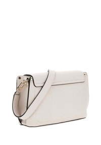 Borsa a tracolla in pelle beige chiaro, con chiusura a patta, dettagli in metallo dorato e superficie texturizzata con tracolla removibile.