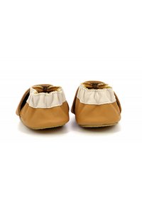 Zapatos de piel marrón tipo mocasín con un acento crema en el talón, borde fruncido y una suela suave y flexible. Textura lisa en toda la superficie.