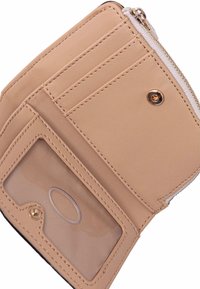 Portafoglio in pelle beige con più slot per carte, una finestra trasparente per l'ID e una chiusura a scatto dorata. Scomparto con zip nella parte superiore.