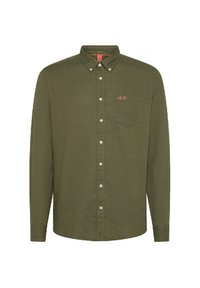 Camicia a maniche lunghe verde oliva con colletto button-down, taschino frontale, bottoni bianchi e un piccolo logo rosso sul petto.