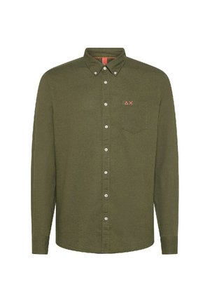 Camicia a maniche lunghe verde oliva con colletto button-down, taschino frontale, bottoni bianchi e un piccolo logo rosso sul petto.