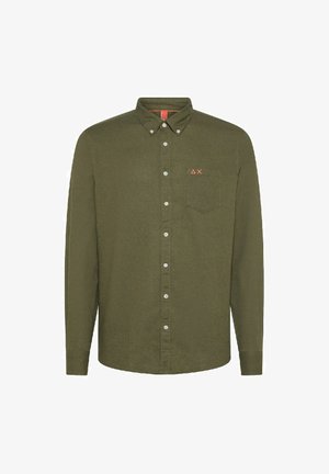 Camicia a maniche lunghe verde oliva con colletto button-down, taschino frontale, bottoni bianchi e un piccolo logo rosso sul petto.