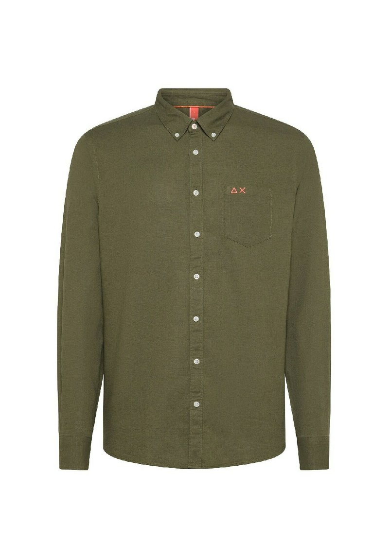 Camicia a maniche lunghe verde oliva con colletto button-down, taschino frontale, bottoni bianchi e un piccolo logo rosso sul petto.