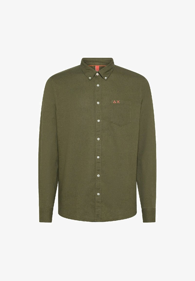 Camicia a maniche lunghe verde oliva con colletto button-down, taschino frontale, bottoni bianchi e un piccolo logo rosso sul petto.