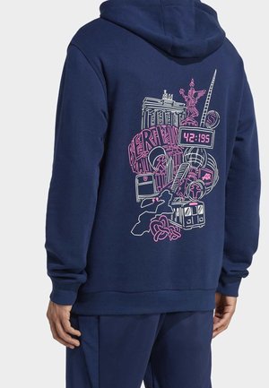 Sweat à capuche bleu marine avec design rose et blanc du marathon de Berlin, incluant la porte de Brandebourg, la colonne de la Victoire, un chronomètre indiquant 42:195 et les monuments de la ville.