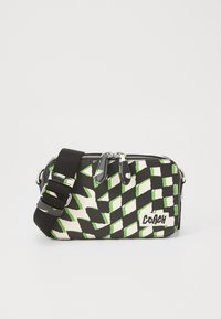 Coach crossbody bag med geometrisk svart, hvit og grønn mønster. Har en glidelåslukking, lærdetaljer og en avtakbar stropp.