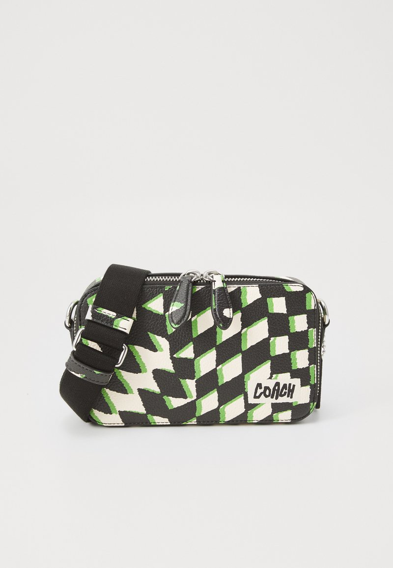 Coach crossbody bag med geometrisk svart, hvit og grønn mønster. Har en glidelåslukking, lærdetaljer og en avtakbar stropp.