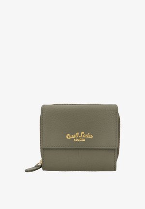 Kleine olijfgroene leren portemonnee met gouden tekst "Gusti Leder studio" en een rits aan de zijkant.