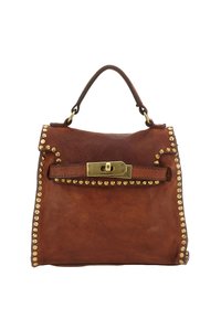 Borsa a mano in pelle marrone con dettagli borchiati dorati lungo i bordi e chiusura frontale con fibbia. Forma strutturata con manico superiore.