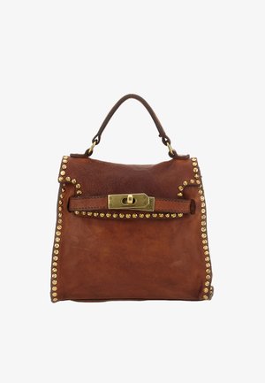 Borsa a mano in pelle marrone con dettagli borchiati dorati lungo i bordi e chiusura frontale con fibbia. Forma strutturata con manico superiore.