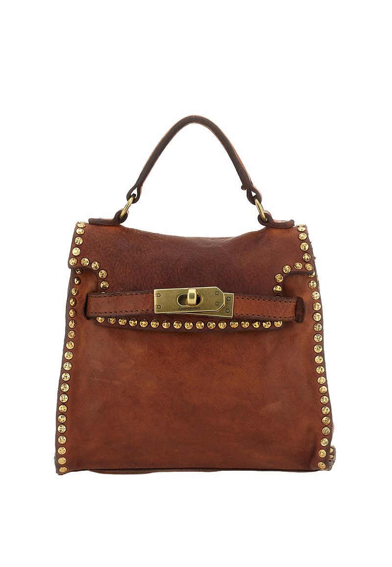 Borsa a mano in pelle marrone con dettagli borchiati dorati lungo i bordi e chiusura frontale con fibbia. Forma strutturata con manico superiore.