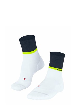 Calze sportive bianche con polsino grigio scuro e una striscia gialla brillante. Caratterizzate da una texture a coste e un logo discreto in rosso.
