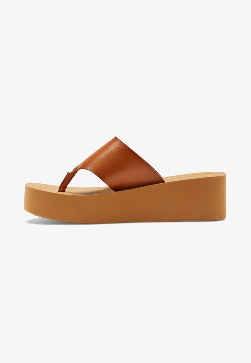 Pruun nahkne flip-flop sandaal, millel on lai rihm ja 2-tollise (umbes 5 cm) tan värvi platvormi tallad. Tekstuuriga tallapind on nähtav, pakkudes jooniselt vabamat disaini.