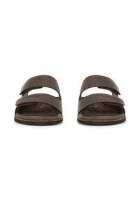 Hnedé kožené sandále s dvoma širokými pásmi a textúrovanou stielkou. Podrážka je plochá s jemným zakrivením na okrajoch pre pohodlie.