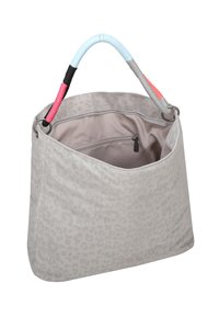 Bolso tote de estampado de leopardo gris con una superficie texturizada y un asa envuelta multicolor. El interior cuenta con un bolsillo con cremallera y un forro sólido.
