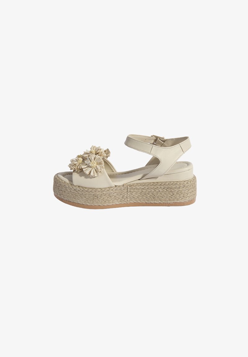 Beige platform sandalen met stoffen bloemenaccenten, leren banden en jute-omhulde zolen. Verstelbare enkelband met metalen gesp.