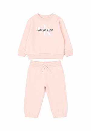 Completo per bambino con felpa e pantaloni Calvin Klein rosa tenue, con logo sul petto e coulisse regolabile in vita sui pantaloni.