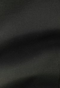 Tela negra texturizada con un acabado suave, que muestra un sutil patrón de tejido. El material parece duradero y versátil para diversos usos.