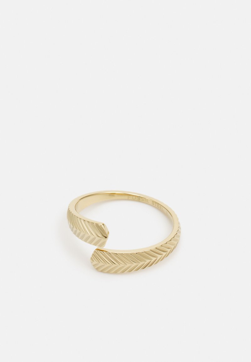 Goldfarbener Ring mit Fischgratmuster, der ein offenes Design mit zwei gewölbten Enden aufweist. Glatte Textur mit polierter Oberfläche.