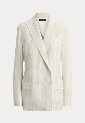 Blazer blanco de doble botonadura con finas rayas verticales azules, solapas de pico, dos bolsillos con solapa y bolsillo en el pecho con botón.