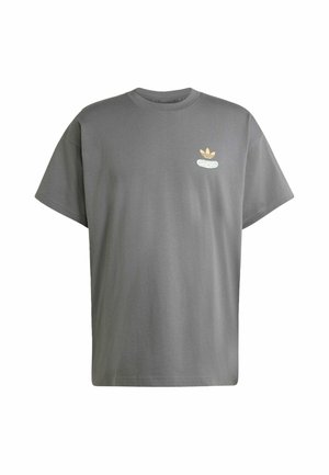 Graues T-Shirt mit kurzen Ärmeln und Rundhalsausschnitt, mit kleinem gelbem Adidas-Trefoil-Logo und weißer Grafik auf der linken Brust.