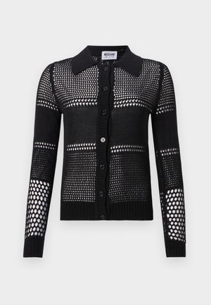 Čierny kardigán s rebrovaným golierom a zapínaním na gombíky, ktoré obsahuje kombináciu pevných a otvorených sieťových vzorov na rukávoch a tele.