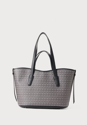 Saco de tote em tecido cinza com padrão e detalhes em couro preto. Apresenta duas alças longas e um detalhe com zíper na lateral.