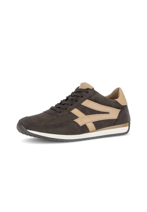 Bruine suède sneaker met beige leren accenten, een witte zool en een zwarte rubberen buitenzool, getoond vanuit een zijaanzicht op een witte achtergrond.