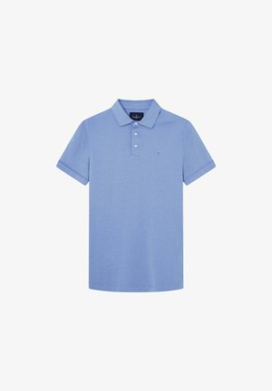 Camisa polo de color azul claro hecha de algodón, con un cuello clásico, tapeta de tres botones y mangas cortas enrolladas. Pequeño logo en el pecho.