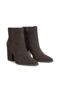 Botines de ante grises con puntera afilada y tacones cuadrados. Decorados con pequeños remaches plateados a lo largo del borde superior y un zipper lateral.