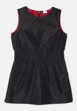 Abito nero senza maniche con vita arricciata e rivestimento rosso. Presenta un colletto rotondo e chiusura con zip sul retro. Tessuto liscio e lucido.