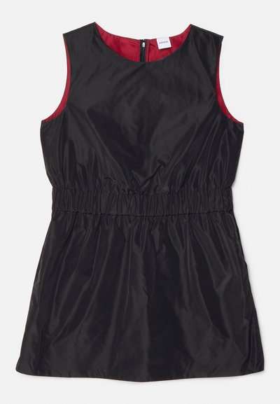 Robe noire sans manches avec une taille froncée et doublure rouge. Possède un col rond et une fermeture éclair au dos. Tissu lisse et brillant.