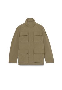 Chaqueta caqui con un cuello alto, cuatro bolsillos delanteros y un emblema lateral. La tela tiene una textura suave y un corte relajado y recto.