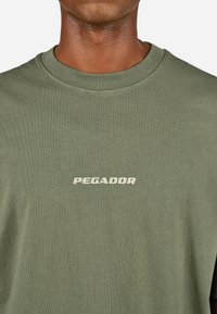 Pegador COLNE LOGO TEE - Μπλουζάκι με στάμπα - washed faded olive cozy beige