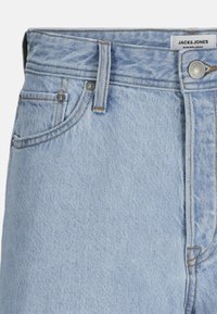 Ljusblå denimshorts med hög midja, med metallknappstängning, bältesöglor och framfickor. Sliten textur är tydlig.