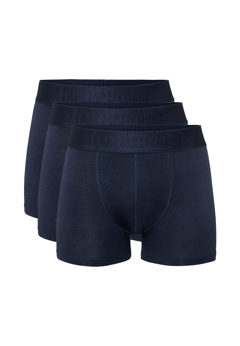 Drei Paar dunkelmarineblaue Boxershorts mit einer glatten Textur, ausgestattet mit einem dicken, elastischen Bund, auf dem "Resteröds" eingeprägt ist.