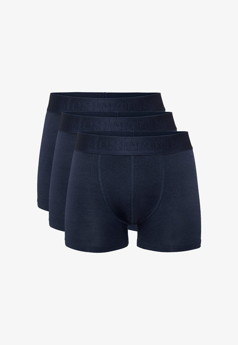 Drie paar donker marineblauwe boxershorts met een gladde textuur, voorzien van een brede elastische tailleband met de opdruk "Resteröds."