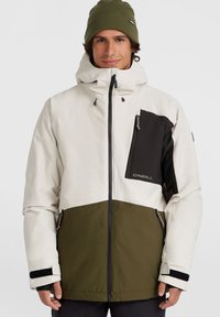 Veste d'hiver pour hommes avec une partie supérieure blanche, une partie inférieure vert olive et des accents noirs. Inclut une poche poitrine zippée et des poignets ajustables.