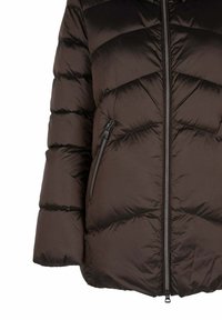 Chaqueta acolchada marrón con un patrón de rombos, que cuenta con un cierre de cremallera de longitud completa y un bolsillo lateral con cremallera. Tejido suave y resistente al agua.