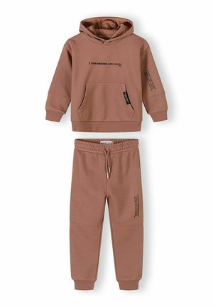 Brunt hættetrøje- og joggingtøjssæt med forlommer, elastiske manchetter og trykt tekst på brystet, ærmet og venstre bukseben.