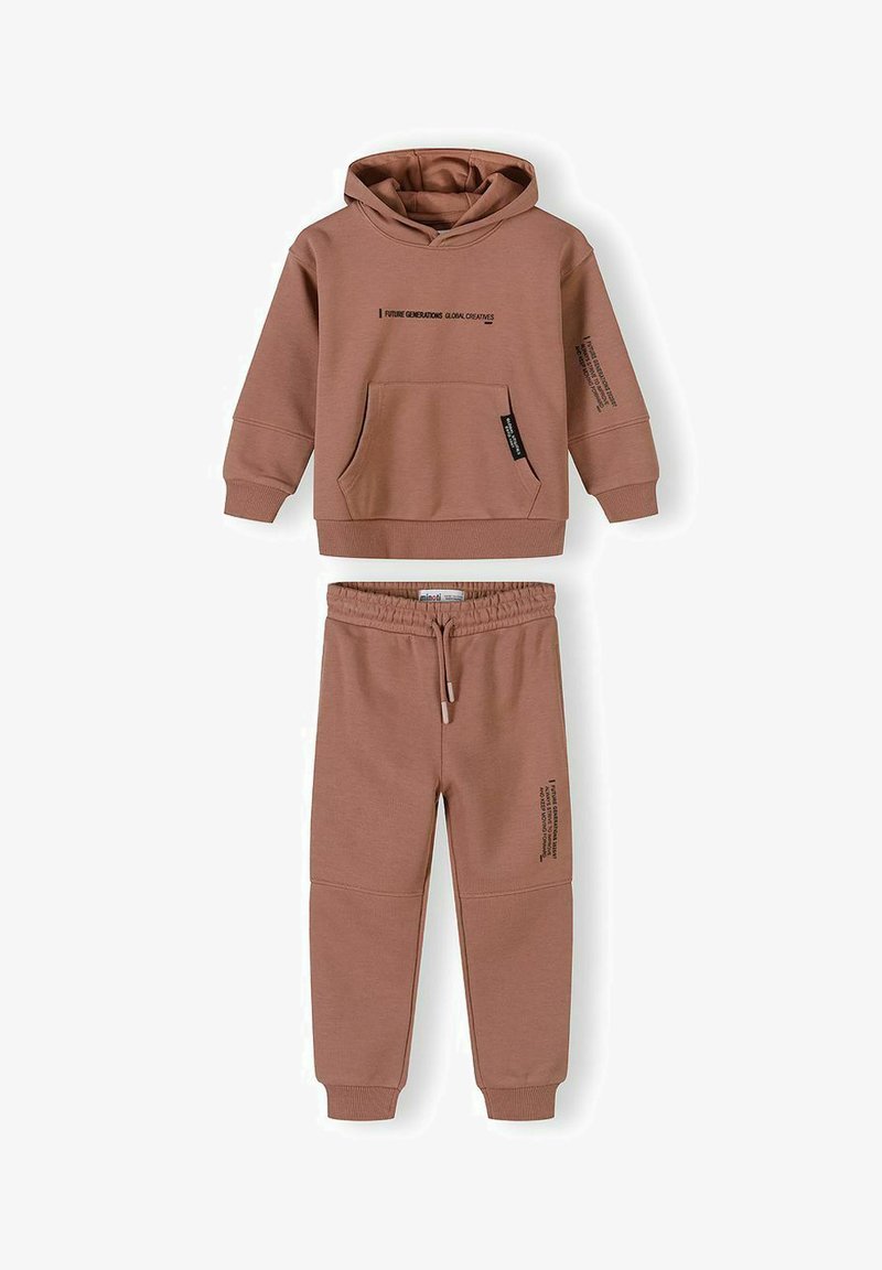 Ensemble sweat à capuche et pantalon de survêtement marron avec poche avant, poignets élastiques, et texte imprimé sur la poitrine, la manche et la jambe gauche du pantalon.